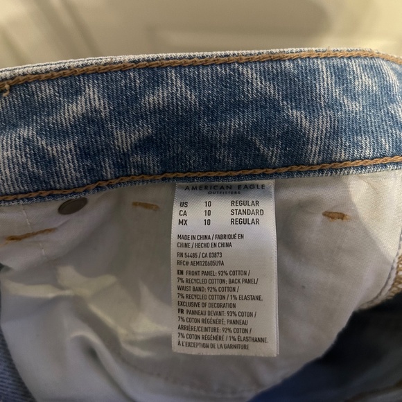 Women’s American Eagle Mom Jeans - Picture 4 of 4